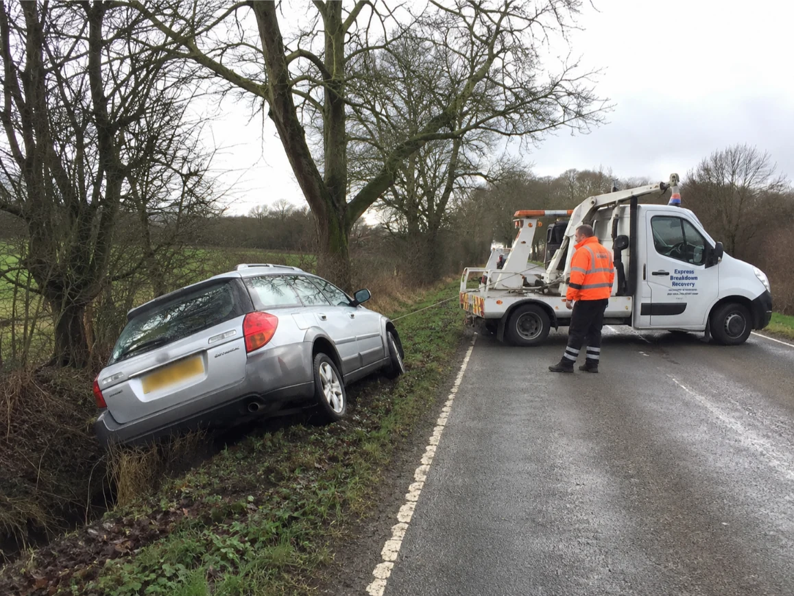 Subaru Outback ditch rescue Newbury Berkshire UK